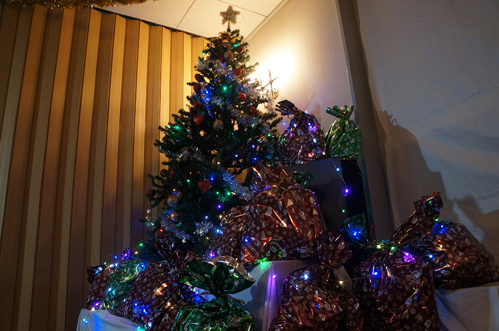 クリスマスツリーとプレゼント