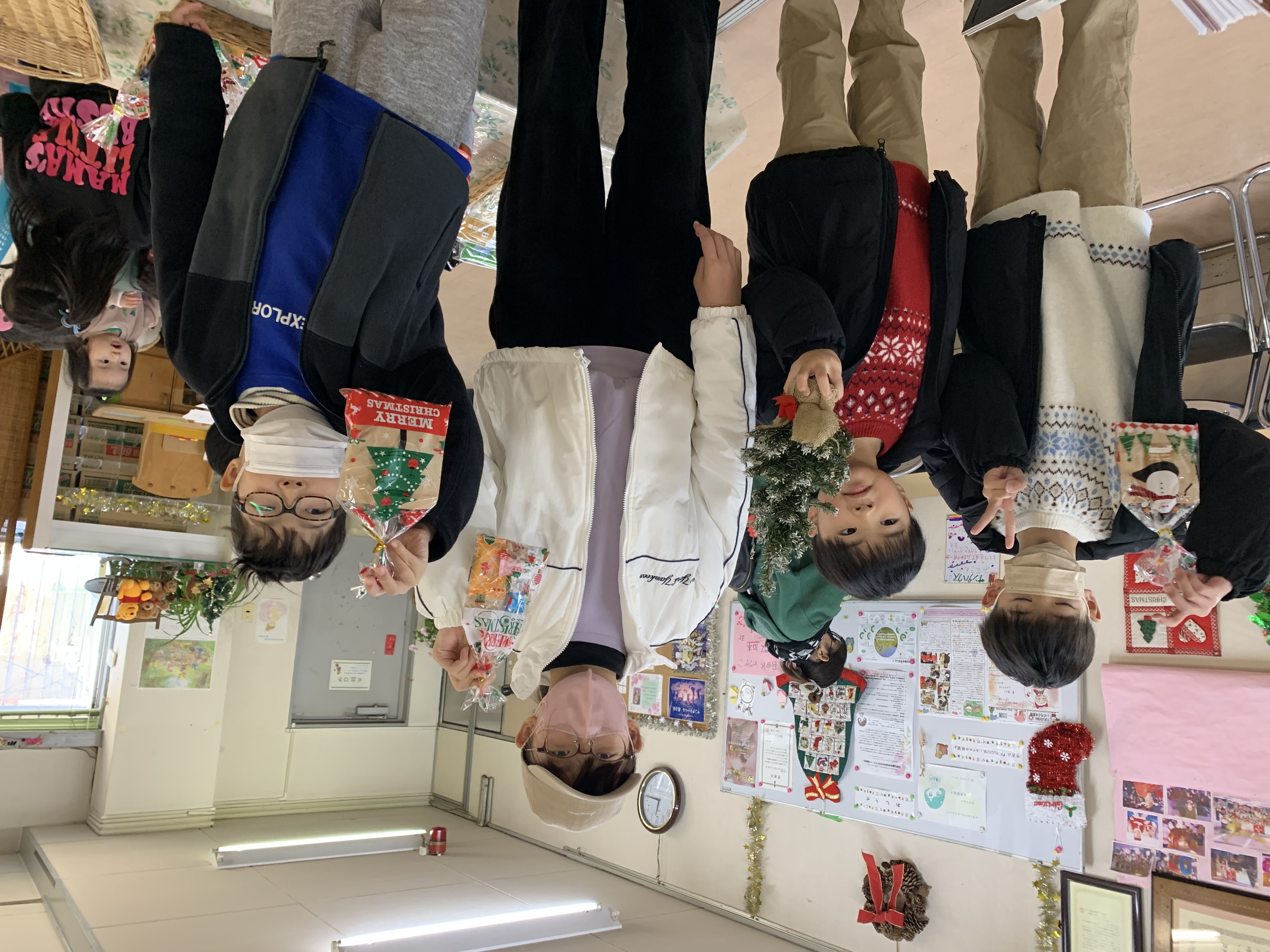 プレゼントを手に プレゼントを手に