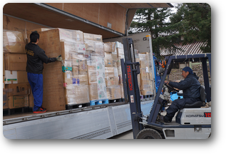 支援物資をトラックに詰め込む坪井サンタ