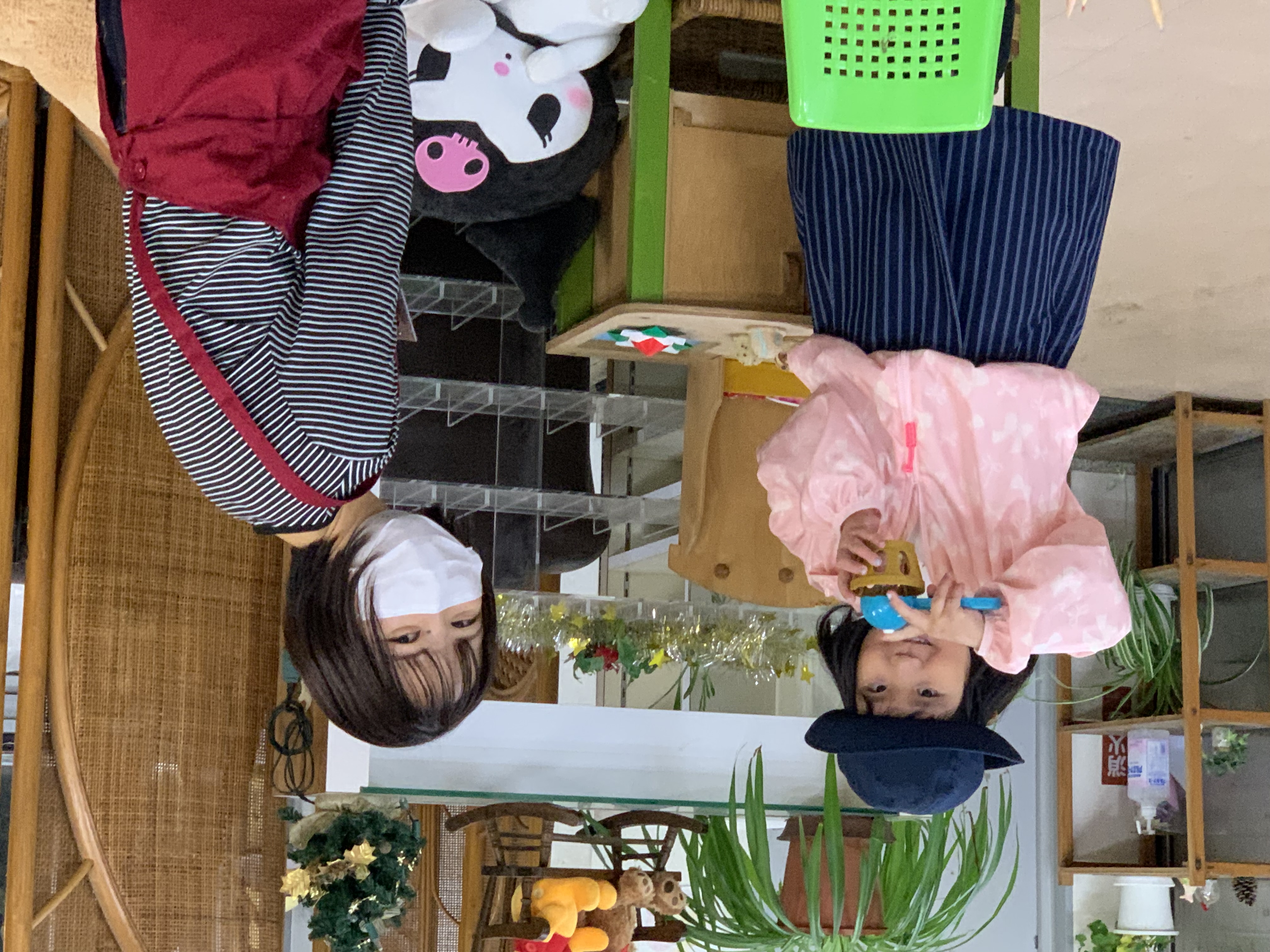 スタッフと遊ぶ女の子