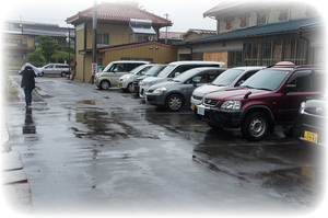 雨にぬれる駐車場